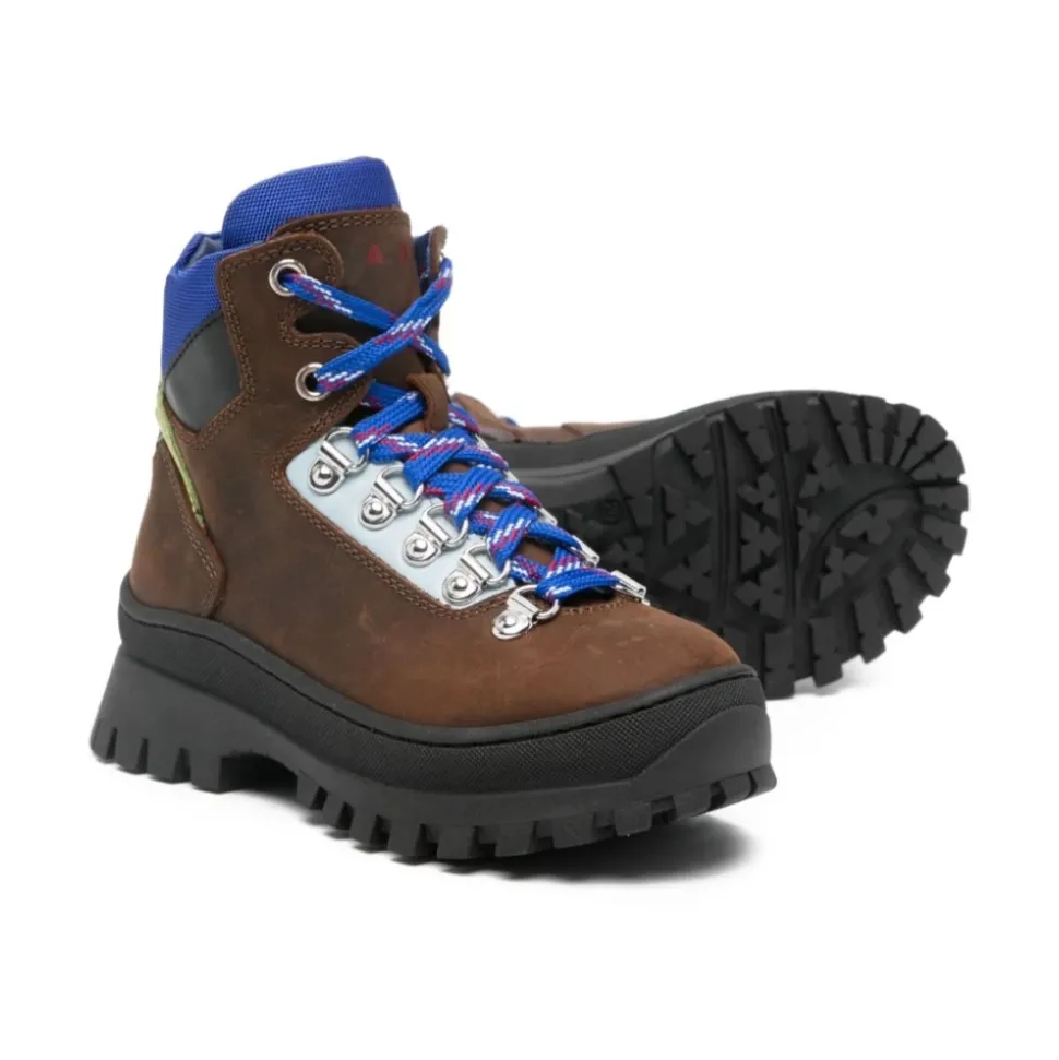 Bottes à lacets et semelle crantée