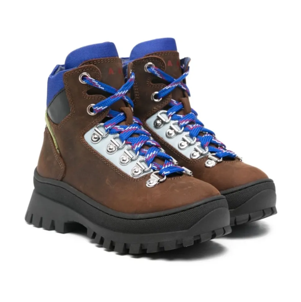 Bottes à lacets et semelle crantée