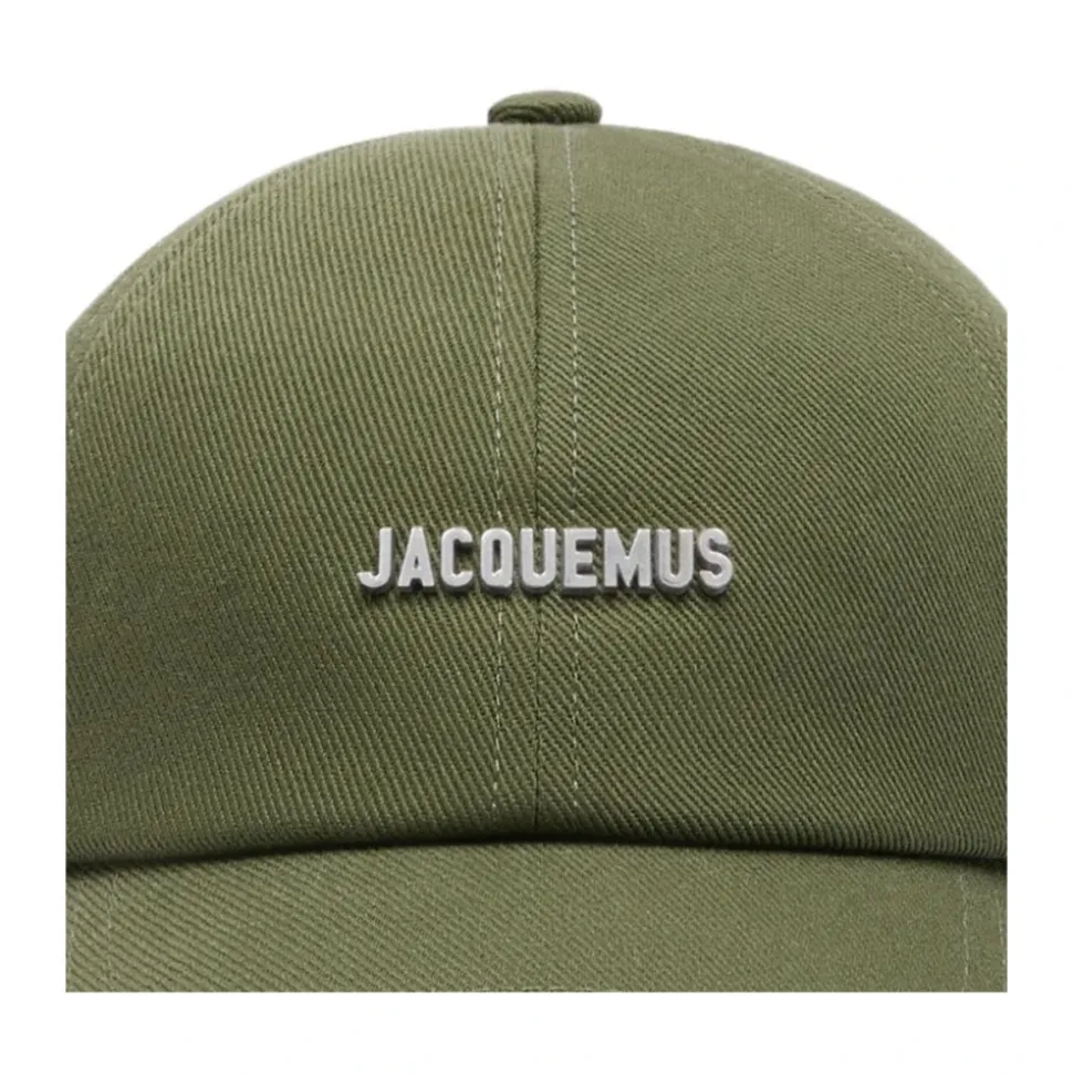 Chapeau Vert avec Logo-Plaque et Visière Courbée