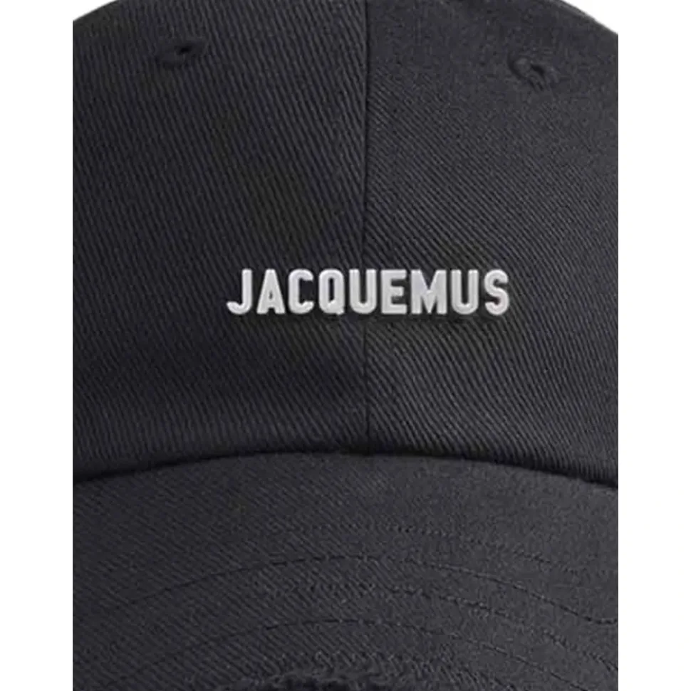 Chapeaux noirs pour un look élégant