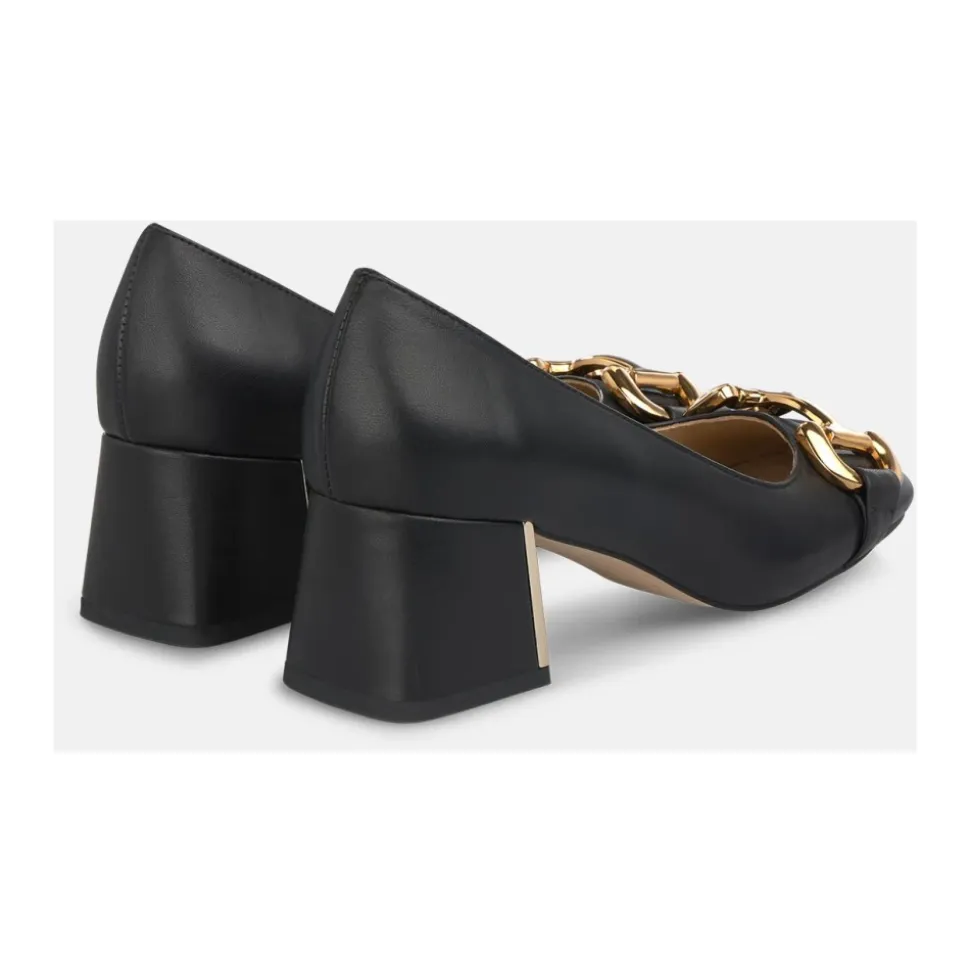Chaussure à talon avec étrier en métal