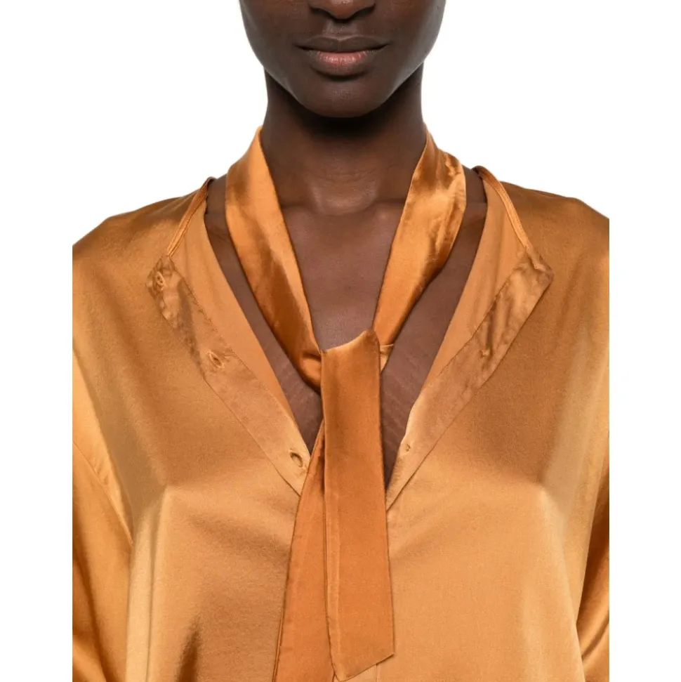 Chemise boutonnée devant finition satinée