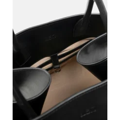 Collection de chaussures et accessoires élégants