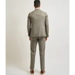 Costume élégant à simple boutonnage