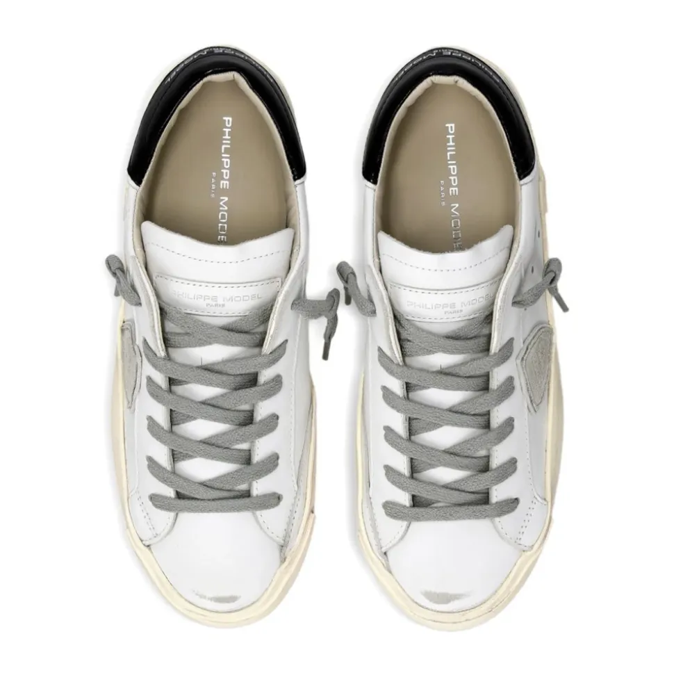 Flat shoes