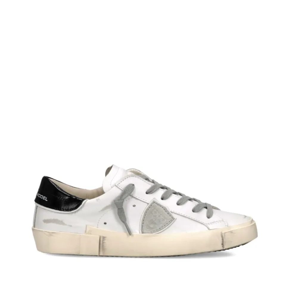 Flat shoes