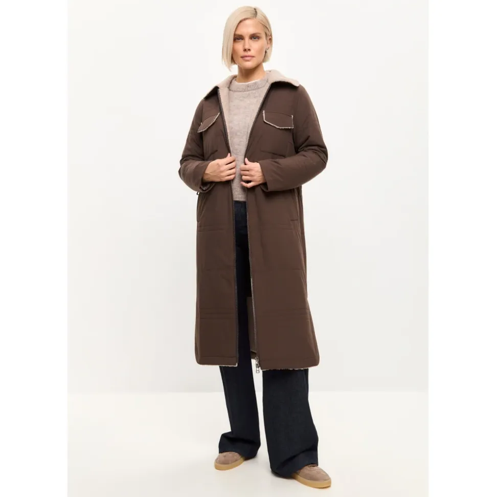 Long manteau ceinturé avec col en peau lainée