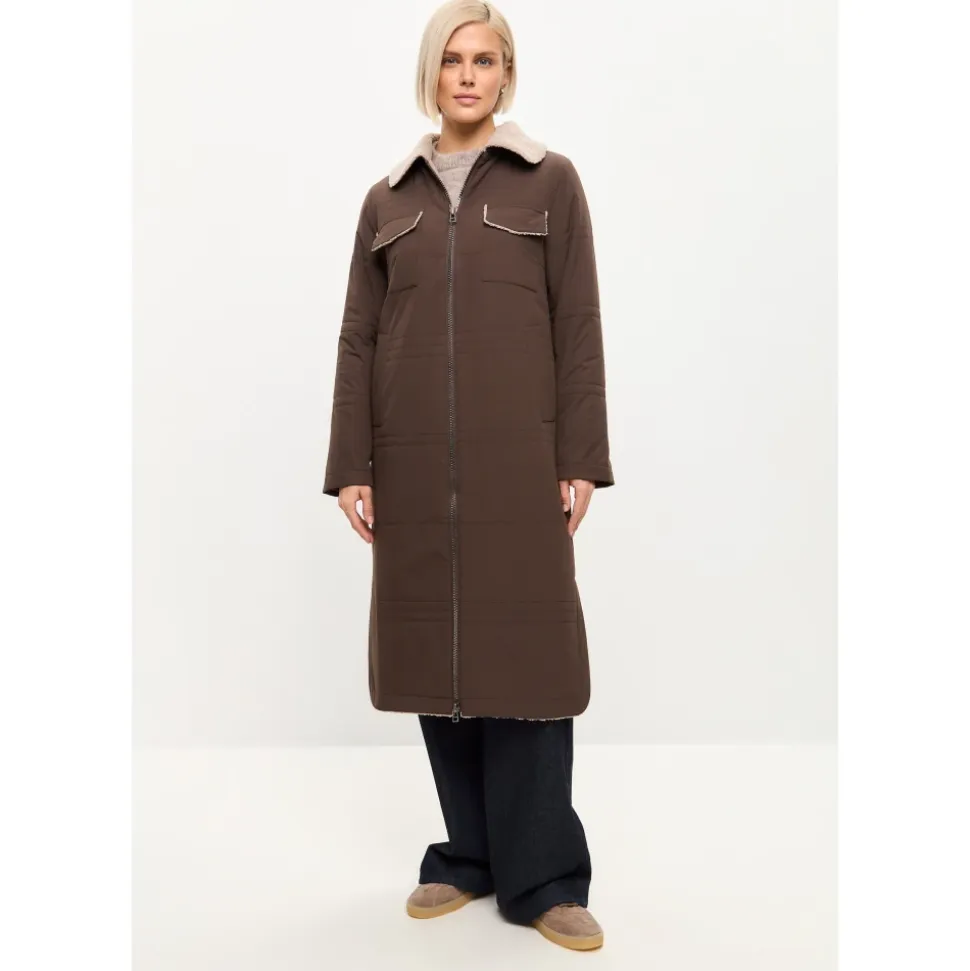 Long manteau ceinturé avec col en peau lainée