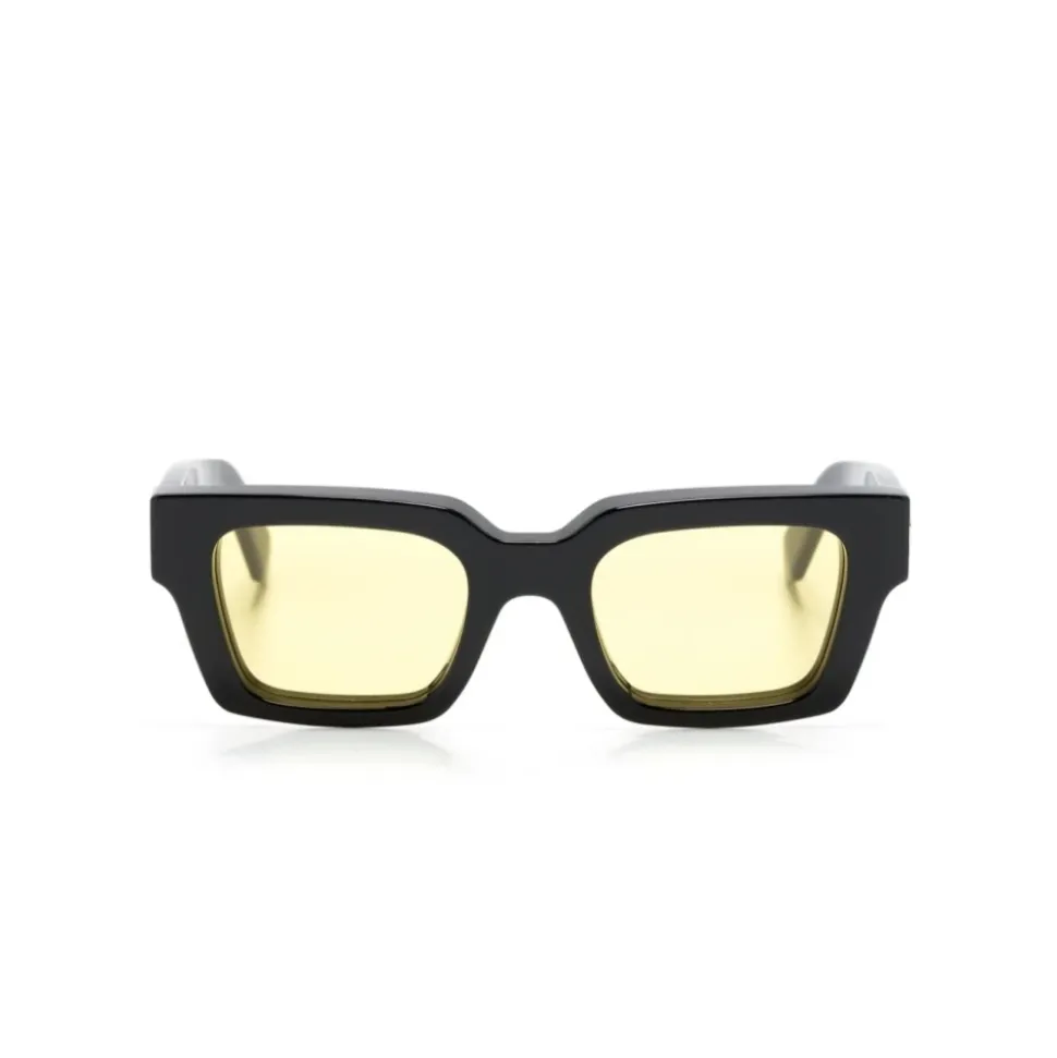 Lunettes de soleil noires avec étui d`origine