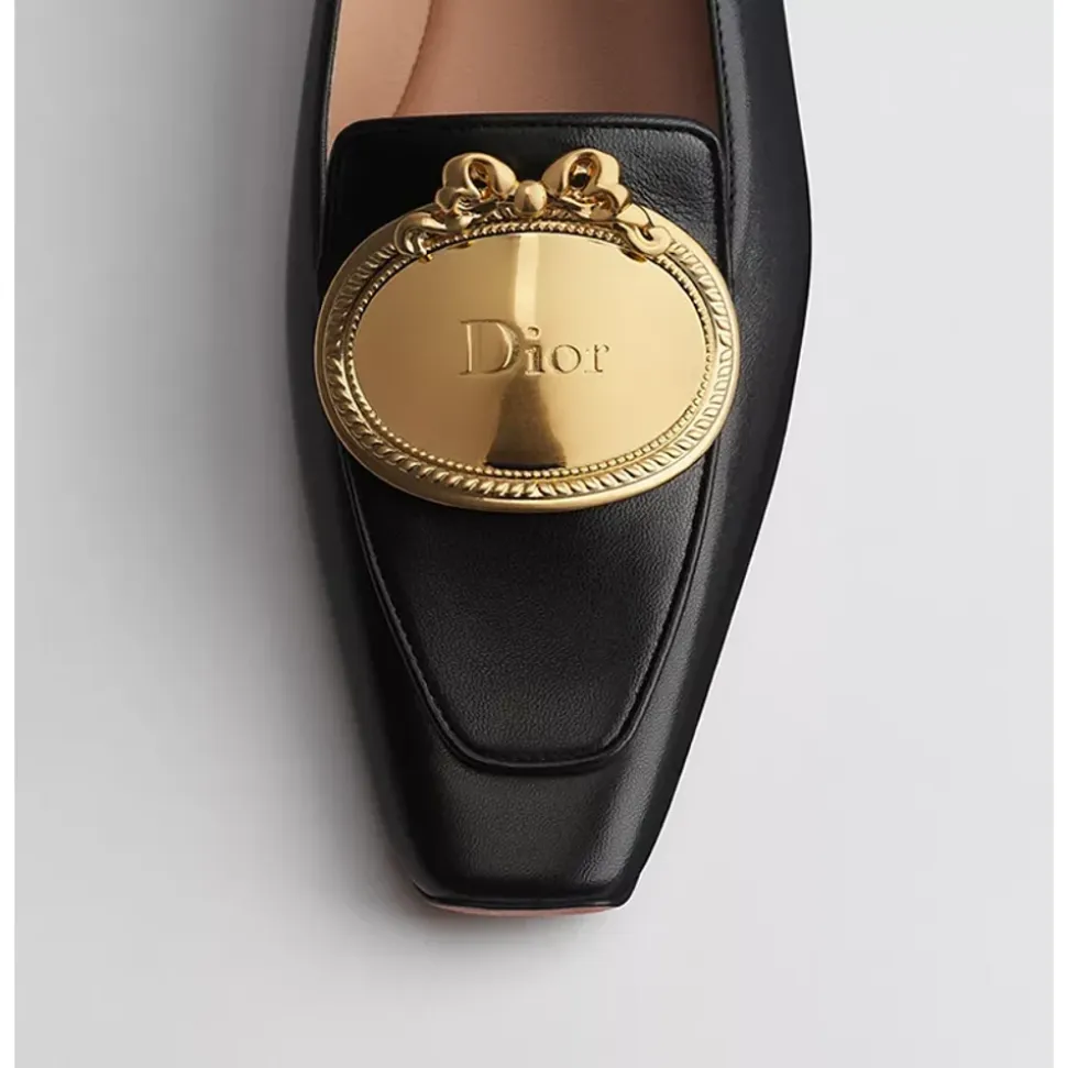 Medaillon Buckle Loafer