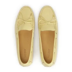 Mocassins jaunes avec une bride sur une semelle cloutée