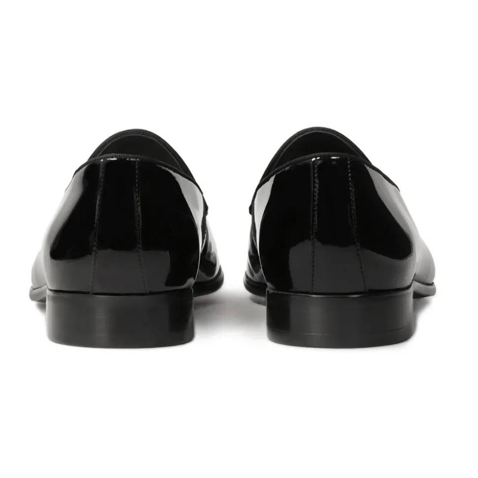 Mocassins noirs laqués avec une pochette.Ce produit taille petit.