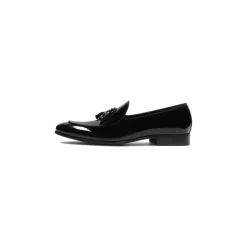 Mocassins noirs laqués avec une pochette.Ce produit taille petit.