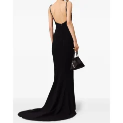 Robe en crêpe ornée de cristaux
