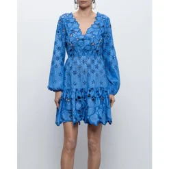Robe en dentelle avec broderie anglaise et jupe évasée