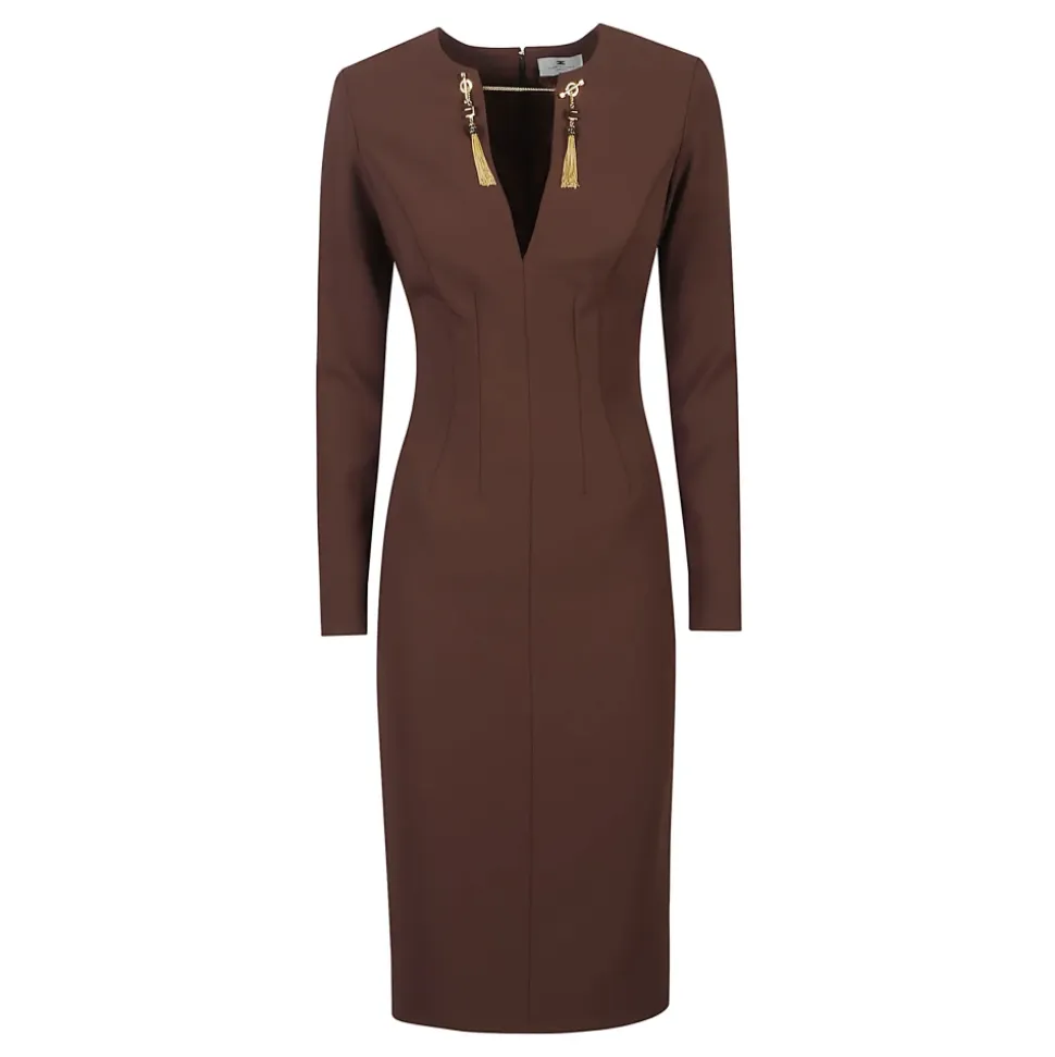 Robe légère en crêpe avec chaîne de bijoux
