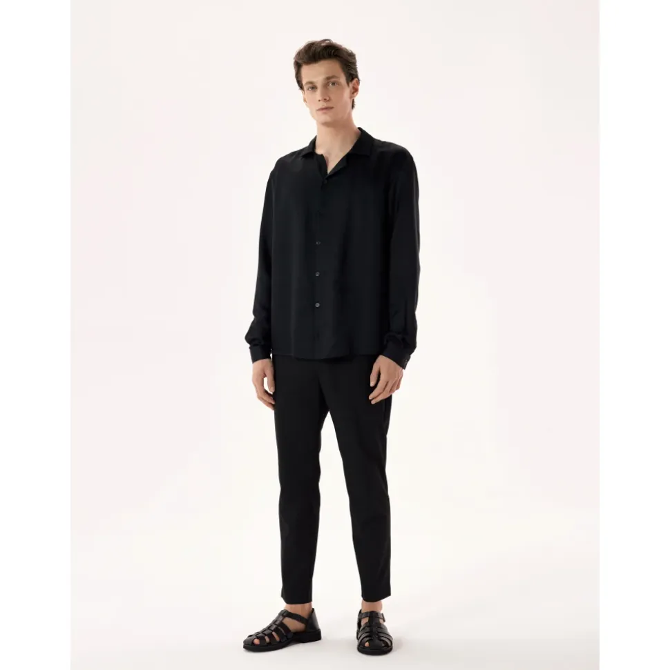 Sandales noires pour hommes avec un talon couvert et un orteil.Ce produit taille grand.