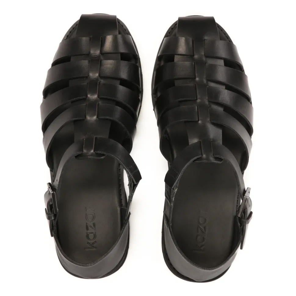 Sandales noires pour hommes avec un talon couvert et un orteil.Ce produit taille grand.