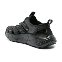 Sneakers noires légères avec design découpé